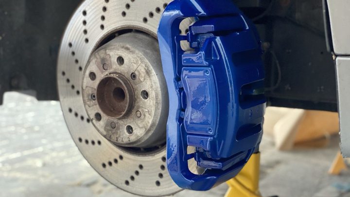 finished brake callipers painted in blue
